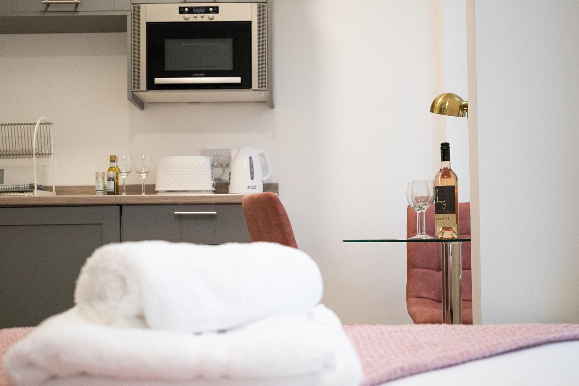 Elmo River Studios - 6 En-Suites In Wallasey - Easy Parking - Short And Long Stays Welcome Buitenkant foto